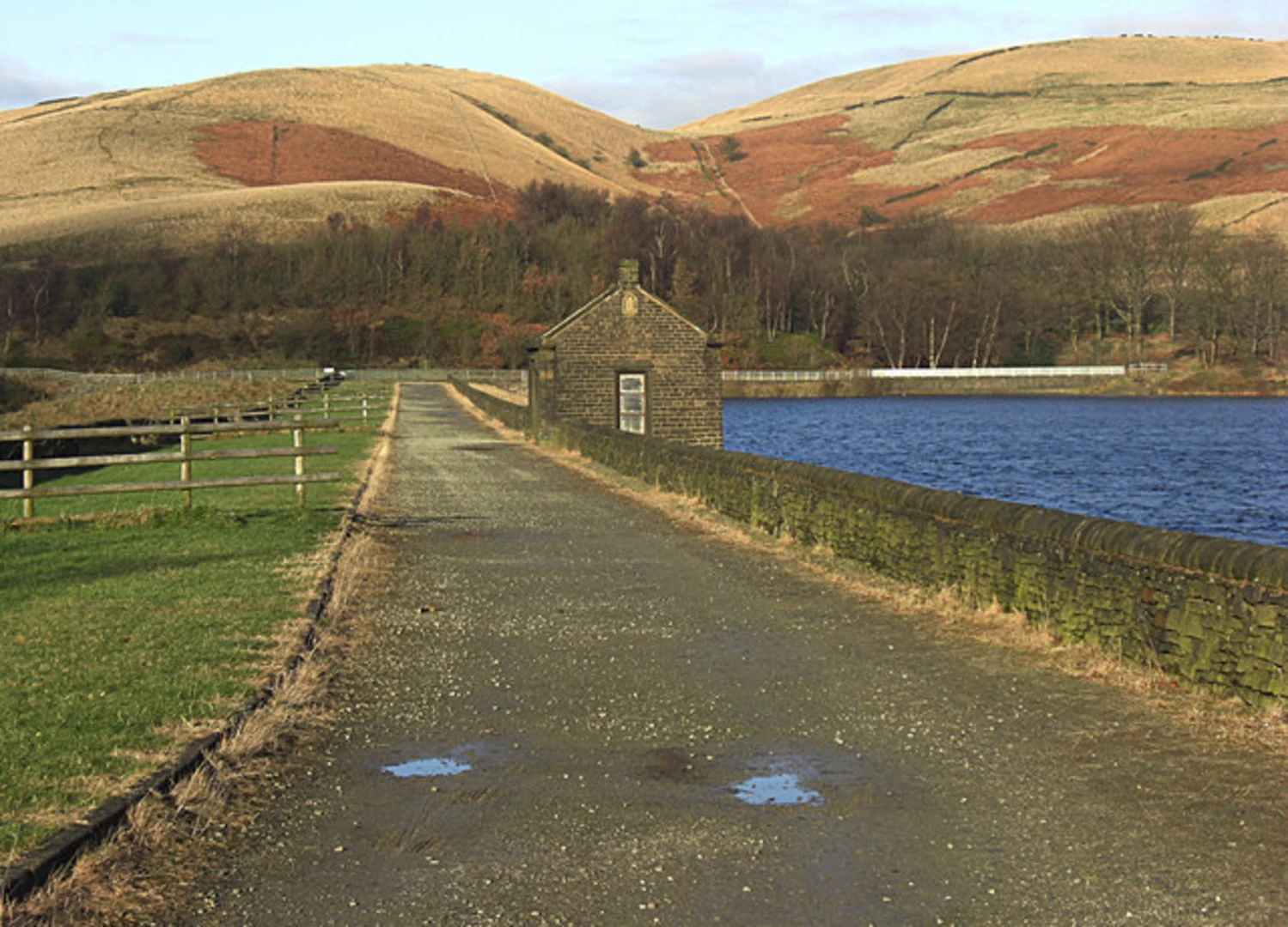 An image depicting the trail Ogden Reservoir, Hollingworth Lake and Piethorne Reservoir Loop and its surrounding area.