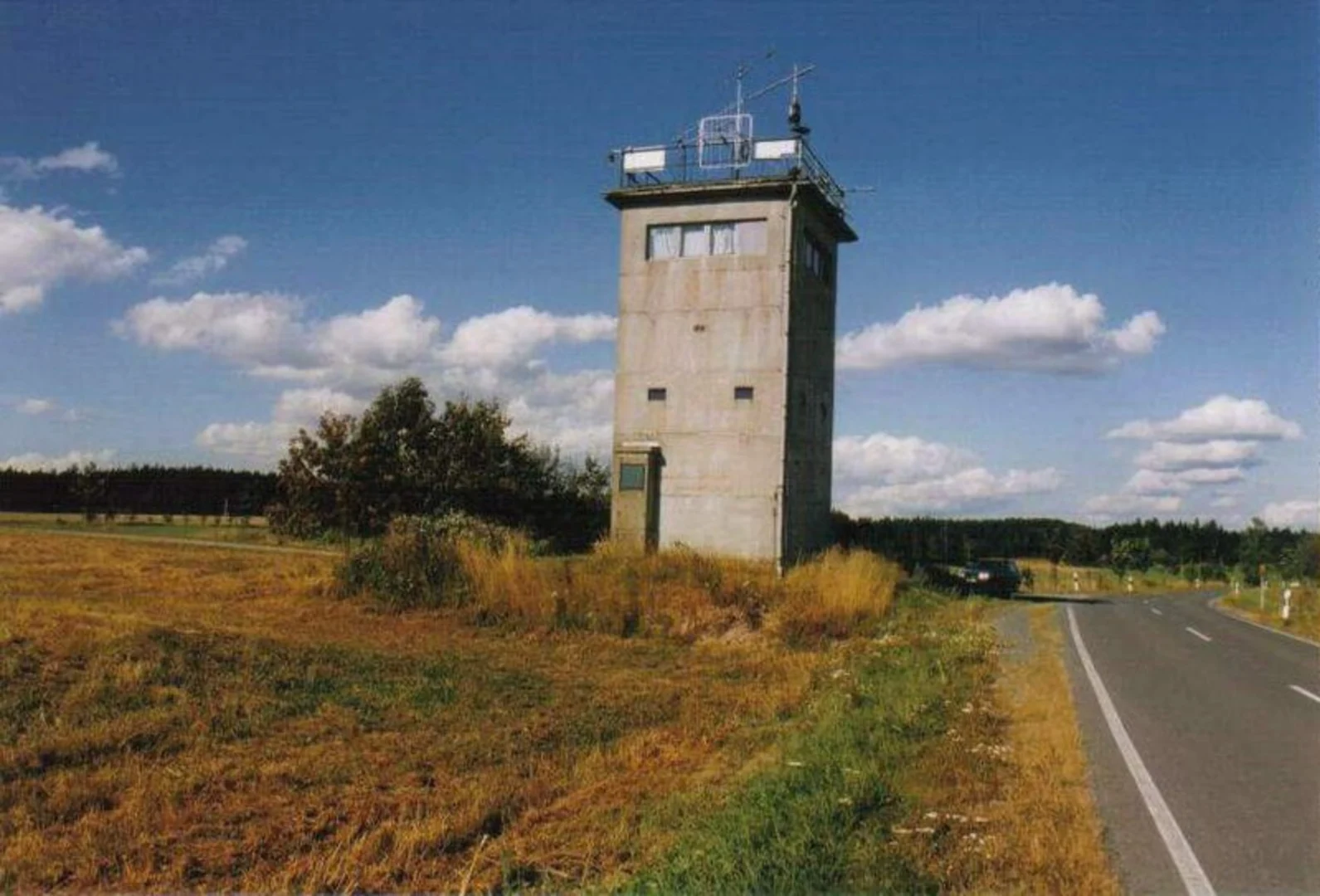 An image depicting the trail FeenSpuren Romerwald Loop via Wachturm and its surrounding area.