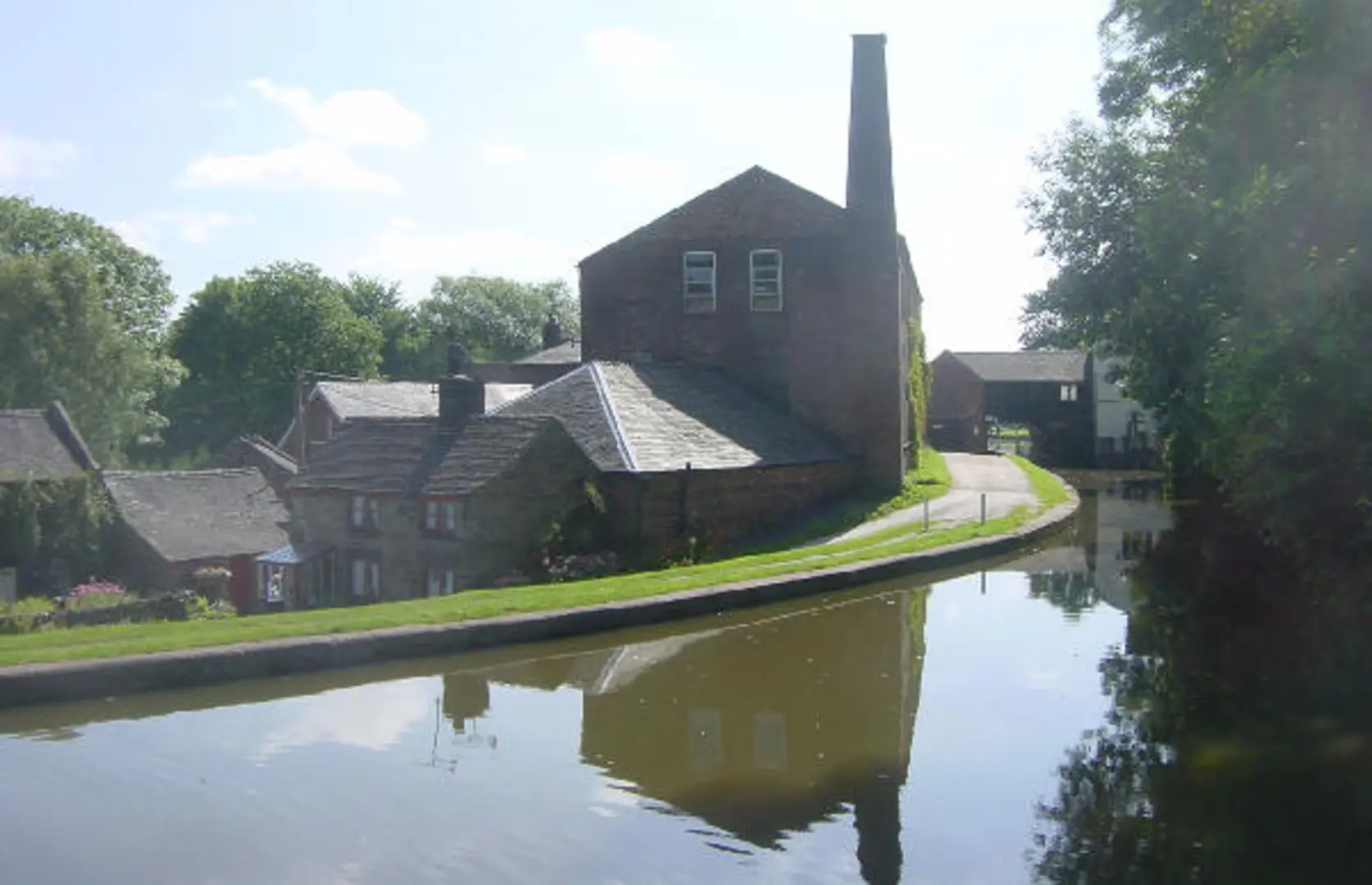 An image depicting the trail Deep Hayes Country Park Loop and its surrounding area.