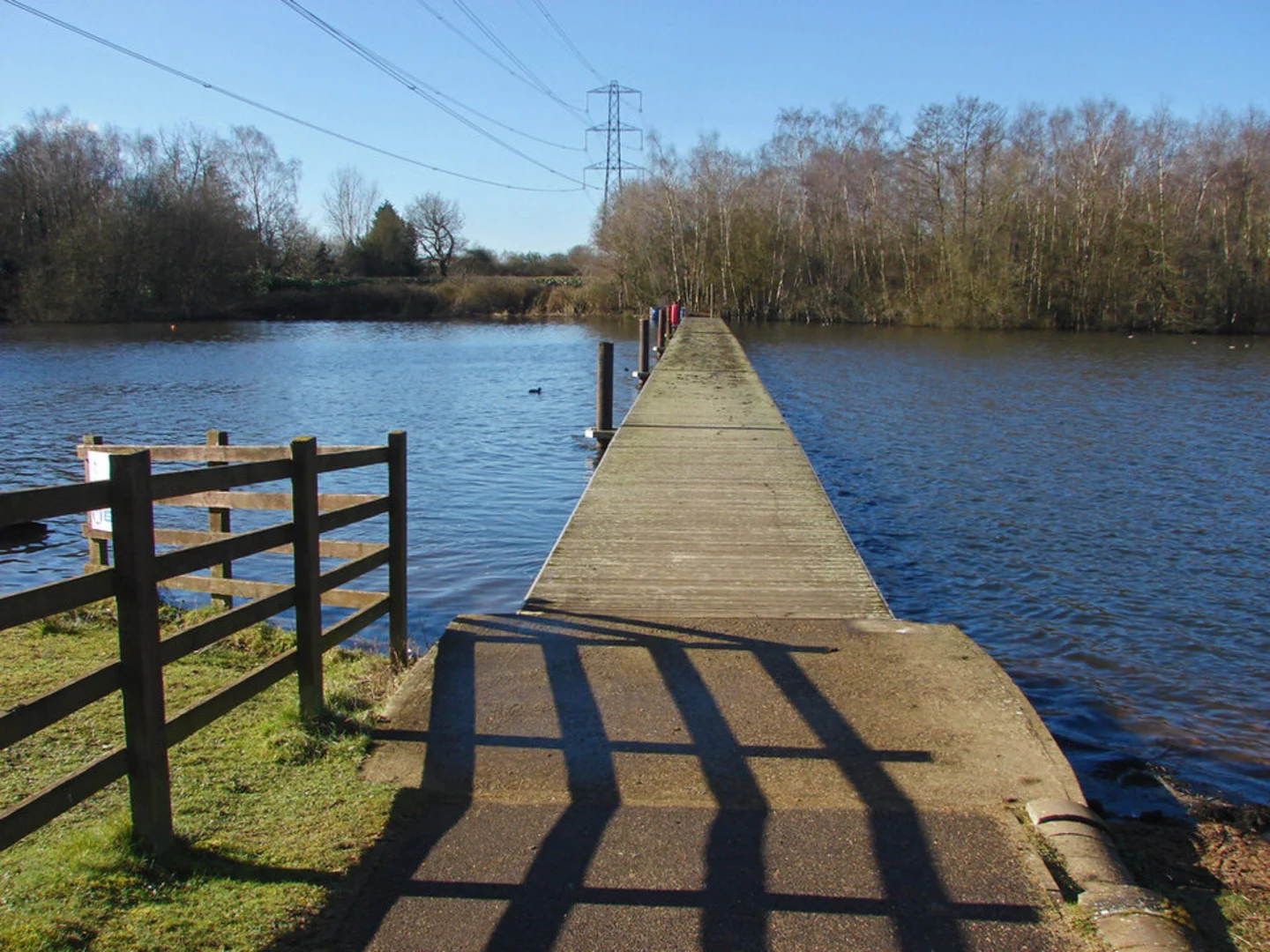 An image depicting the trail Tri Lakes Country Park Walk and its surrounding area.