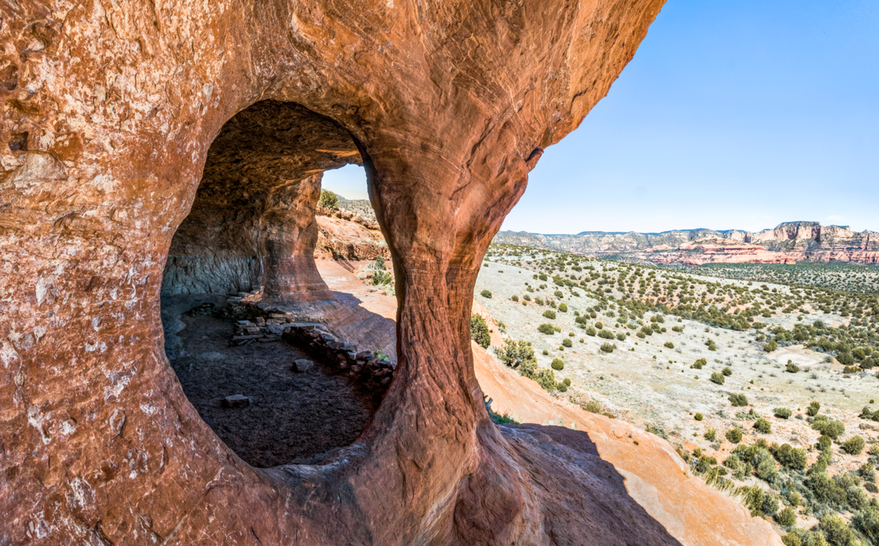 An image depicting the trail Robbers Roost Trail and its surrounding area.