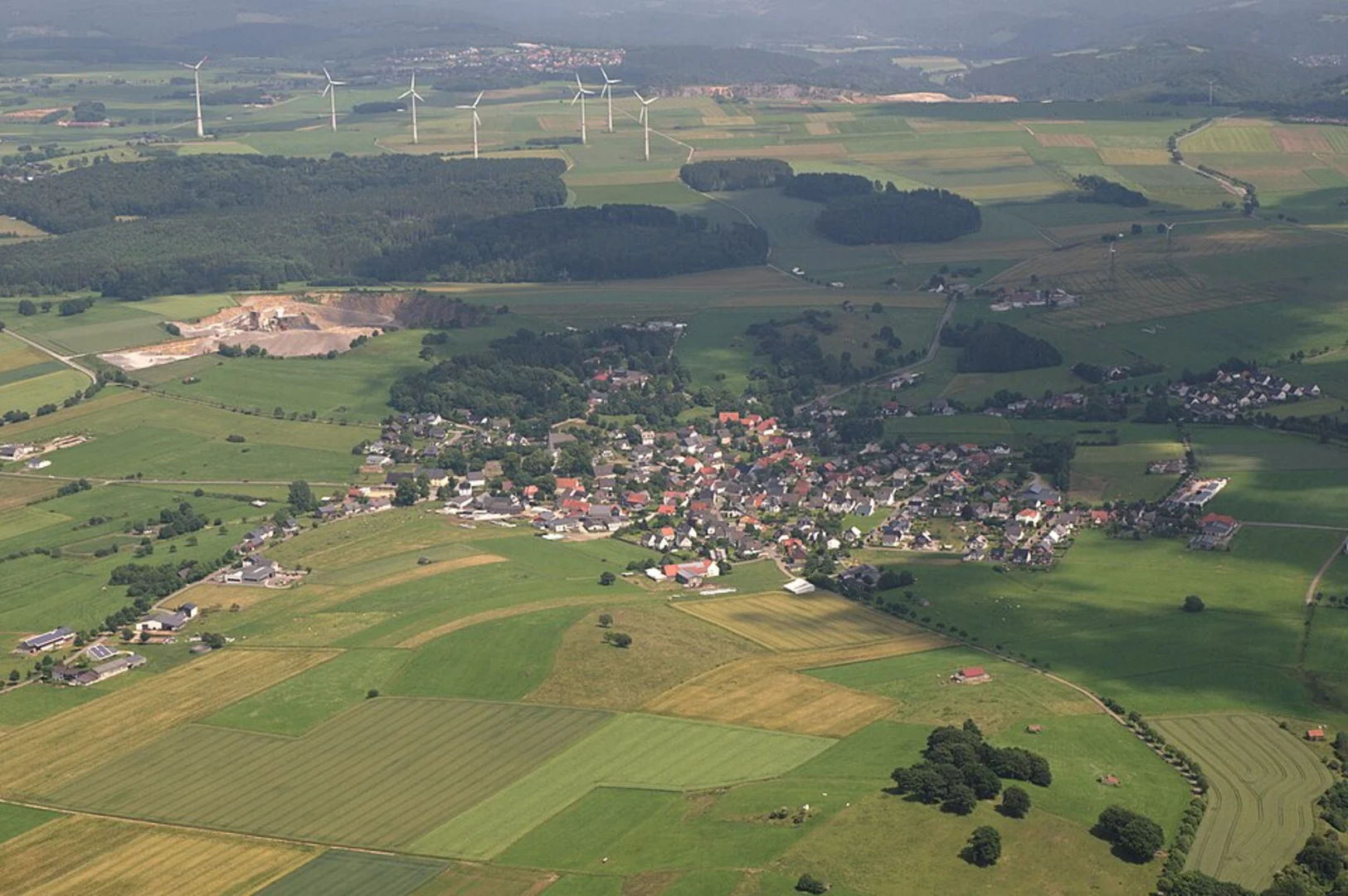 An image depicting the trail Schneesee via Mollseifener Rundweg and its surrounding area.
