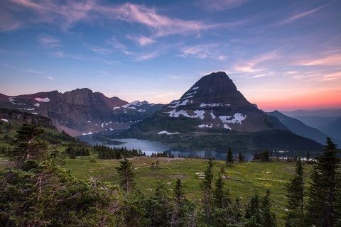 An image depicting the trail Hidden Lake Trail and its surrounding area.