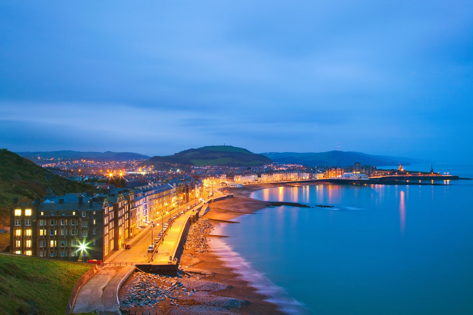 An image depicting the trail Coast from Borth to Aberystwyth and its surrounding area.