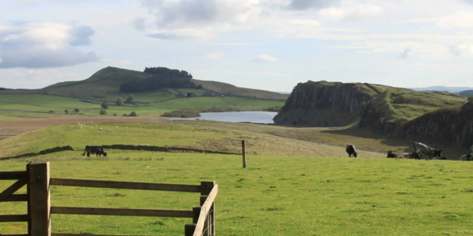 An image depicting the trail Winshield Crags and Cawfields and its surrounding area.