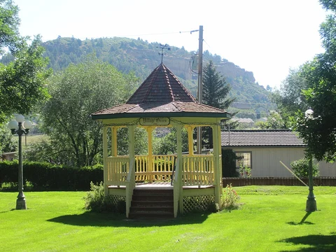 An image depicting the trail Broken Rib Trail and its surrounding area.