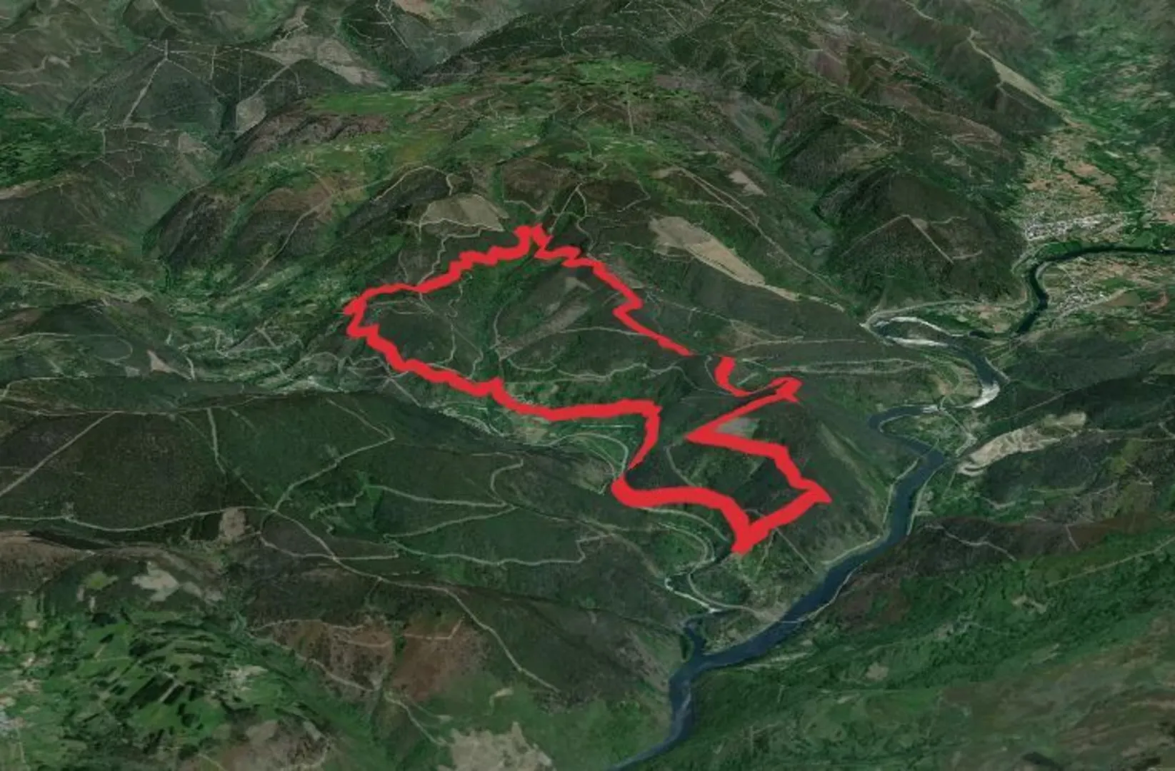 An image depicting the trail PR G 141 Ruta do Ouro e do Camiño Real and its surrounding area.