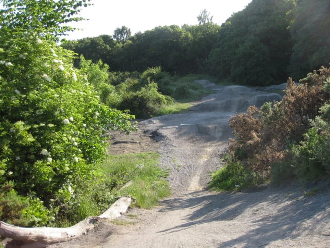 Weecher Reservoir, Bracken Hill, Spring Wood and Buck Wood via Dales Way Link