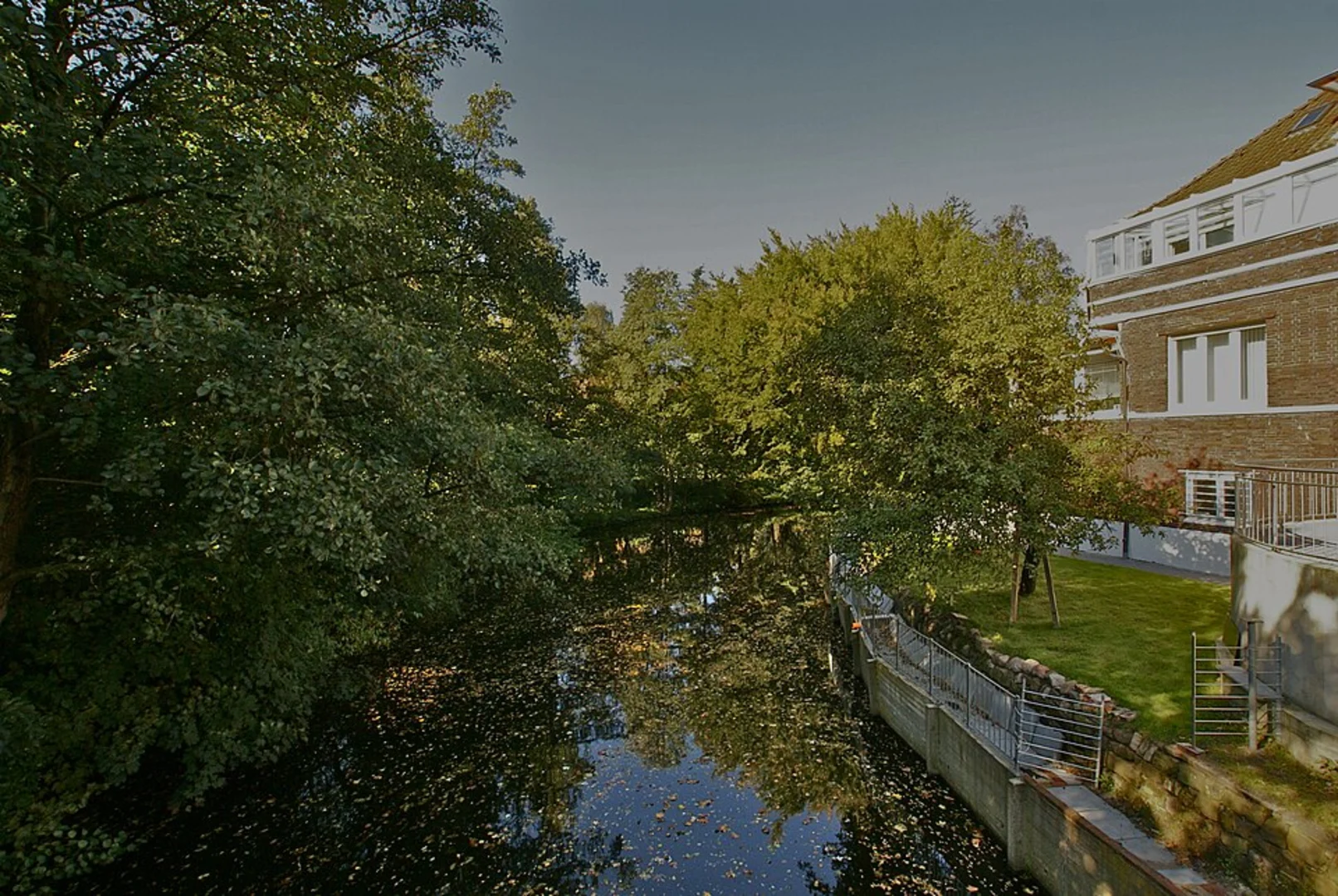 An image depicting the trail Inselkanal and Friedhof Ohlsdorf Loop and its surrounding area.