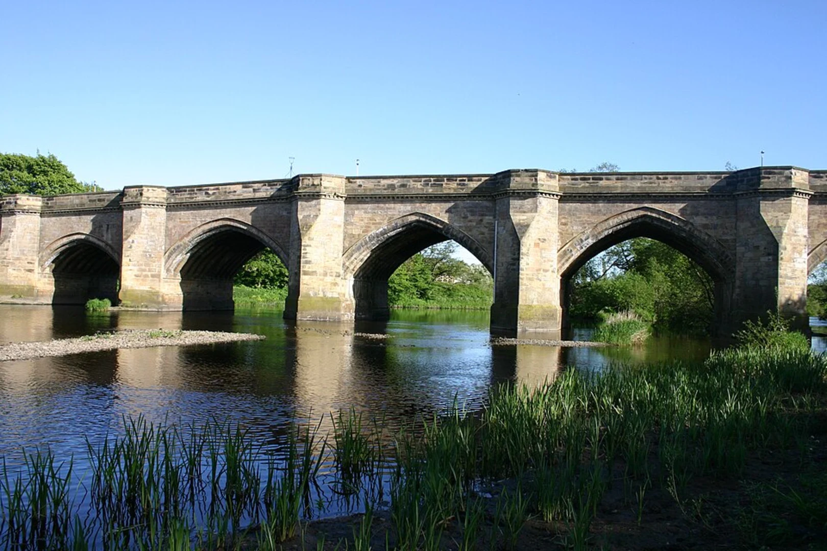 An image depicting the trail Croft and Clow Beck Floodbank Loop and its surrounding area.