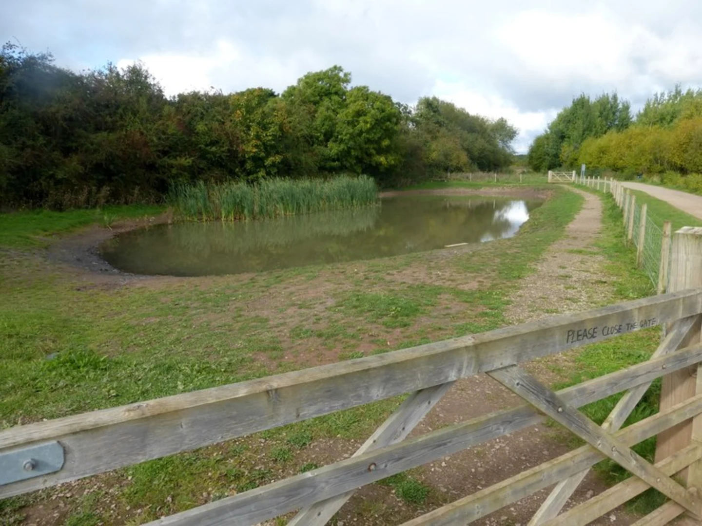 An image depicting the trail Heron Lake, Dragonfly Lake and Grantham Canal and its surrounding area.