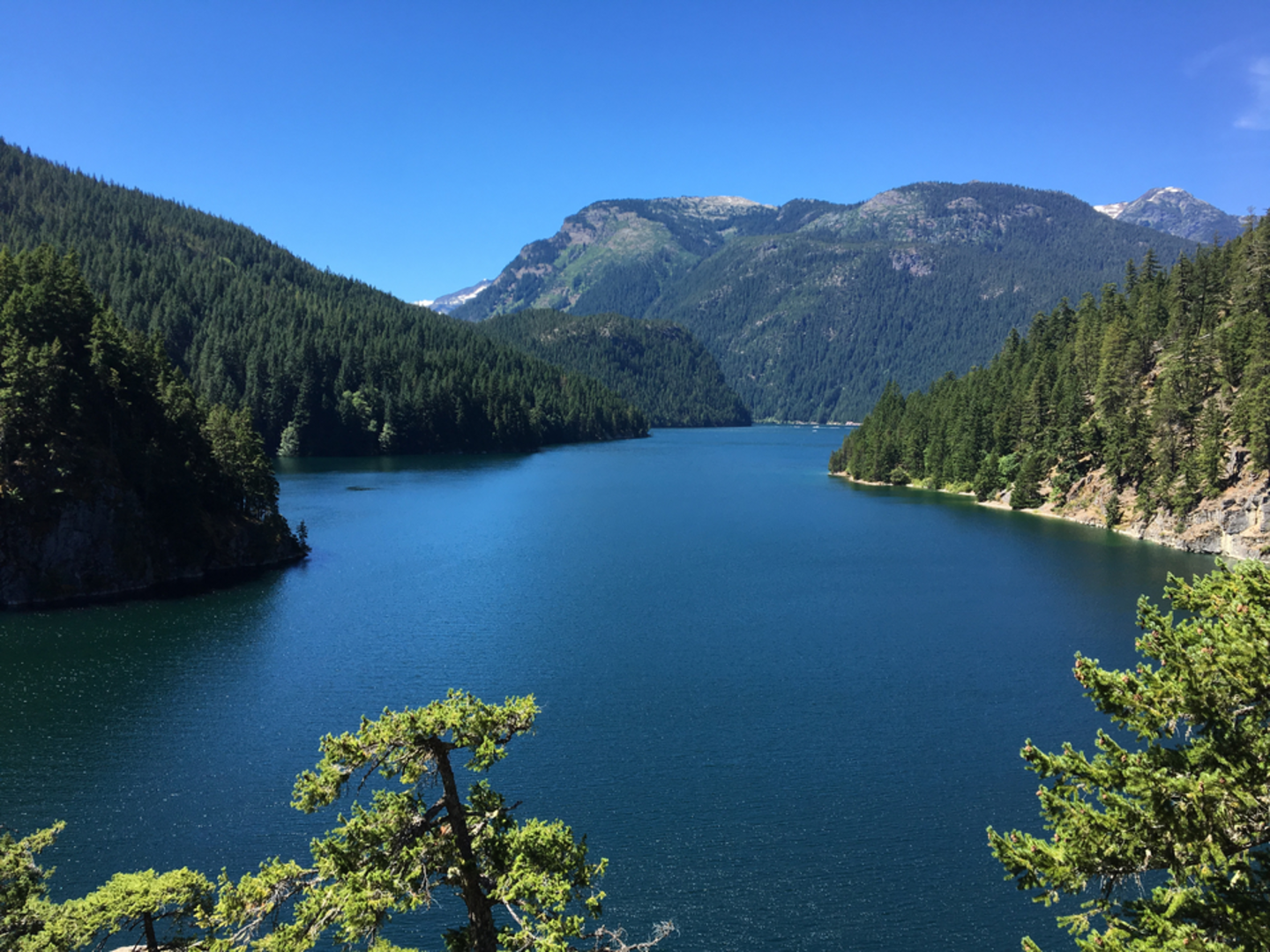 An image depicting the trail Desolation Peak via East Bank Trail and its surrounding area.