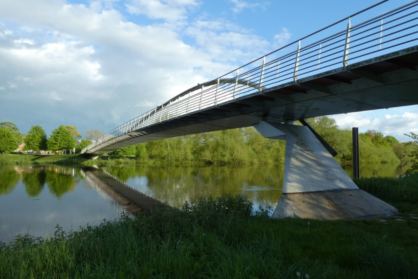 An image depicting the trail Bishopthorpe and York Loop via River Ouse and its surrounding area.