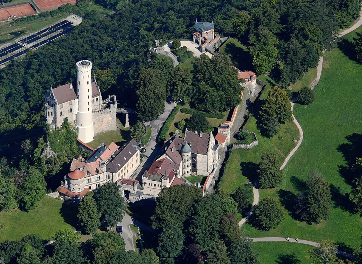 An image depicting the trail Alter Lichtenstein and Schloss Lichtenstein Loop via Hochgehtraumt and its surrounding area.