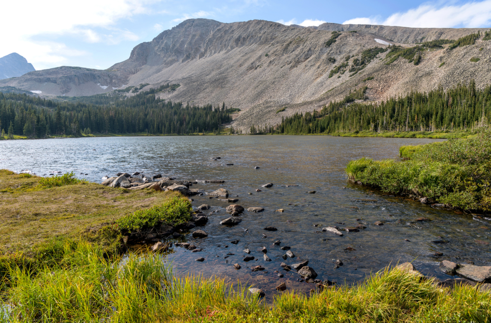 An image depicting the trail Blue Lake via Mitchell Lake Trail and its surrounding area.