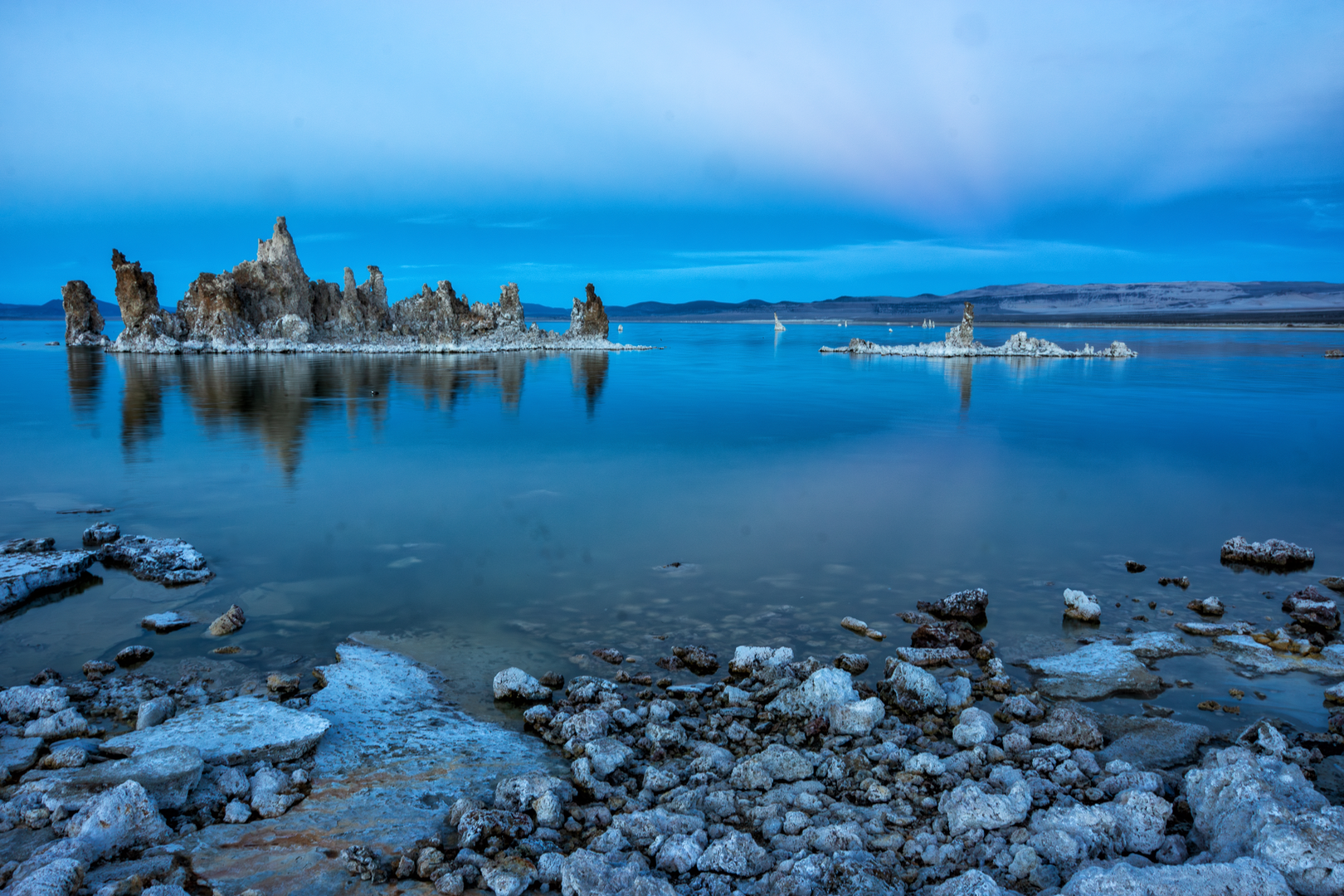 An image depicting the trail Mono Lake Trail and its surrounding area.