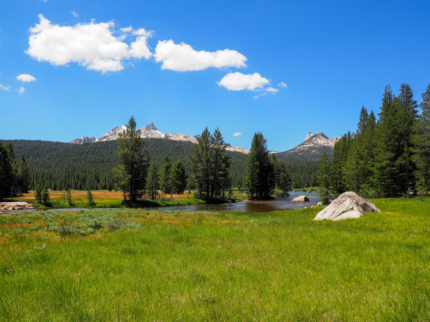 An image depicting the trail Ragged Peak and Young Lakes Loop and its surrounding area.