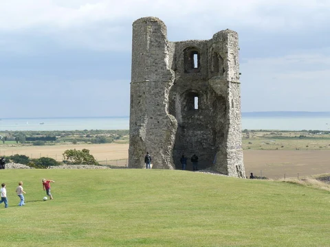 An image depicting the trail Benfleet Downs and Hadleigh Country Park via Saffron Trail and its surrounding area.