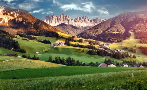 An image depicting the trail Alta Via 2 and its surrounding area.