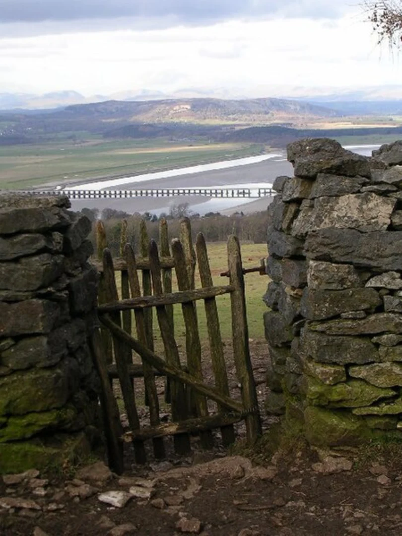 An image depicting the trail Arnside Knott and Dobshall Wood Loop and its surrounding area.