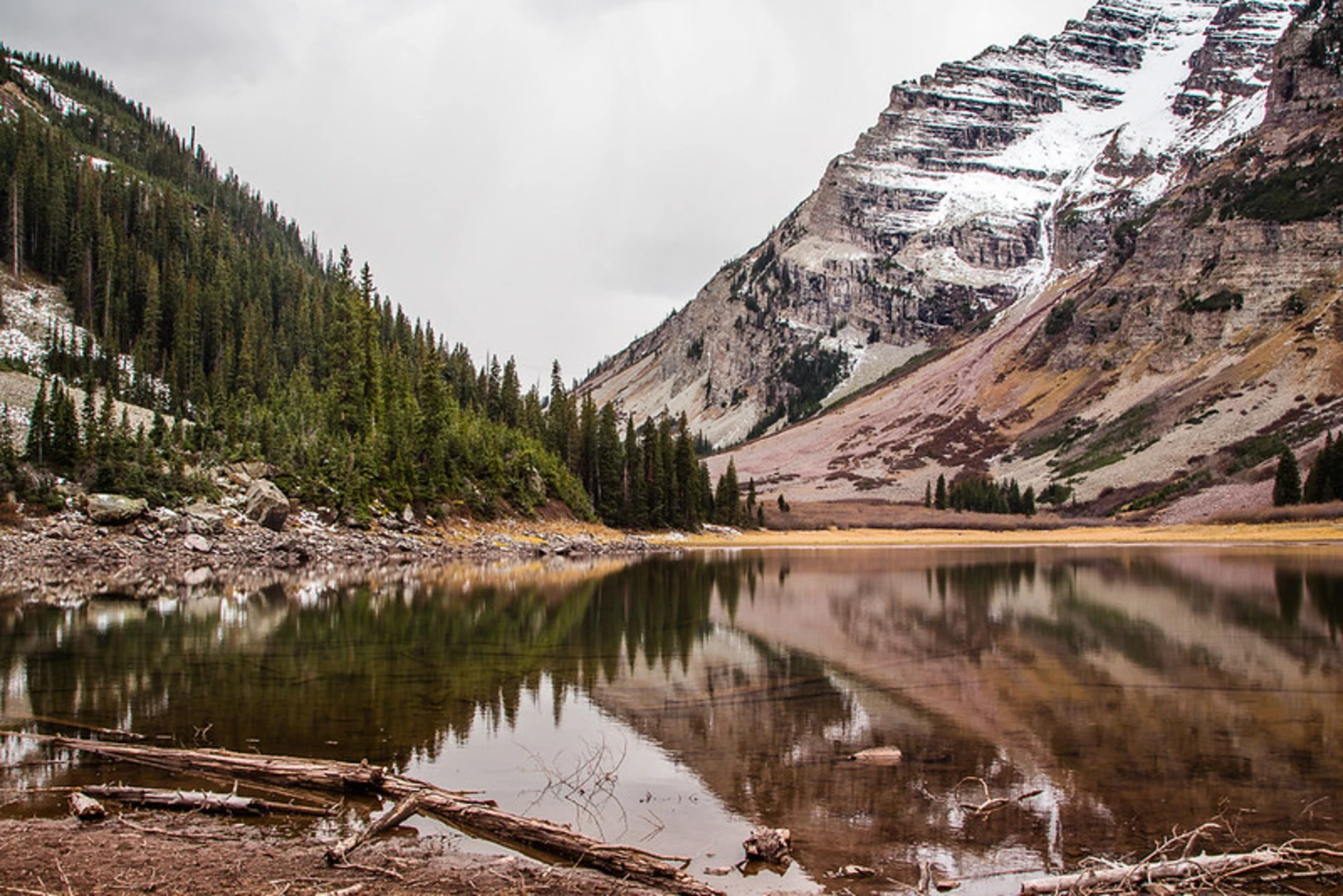 An image depicting the trail Crater Lake via Geneva Lake Trail and its surrounding area.