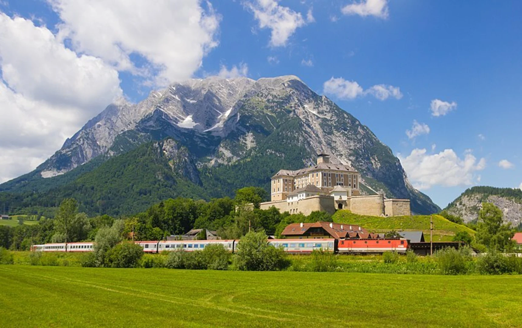 An image depicting the trail Unterburg to Pürgg via Trautenfels Castle and its surrounding area.