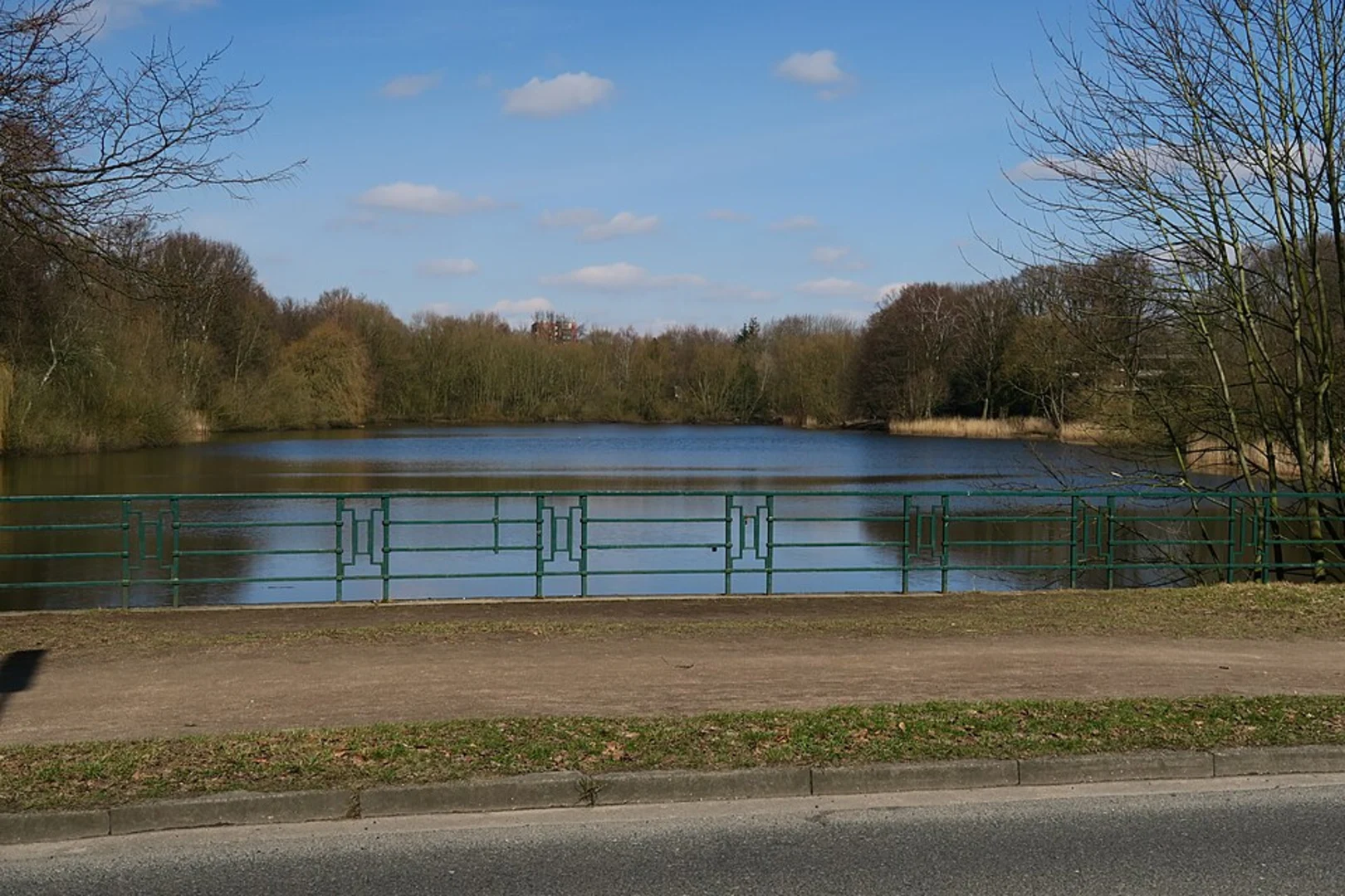 An image depicting the trail Kupferteich Loop via Wanderrunde Zwischen den Mooren and its surrounding area.