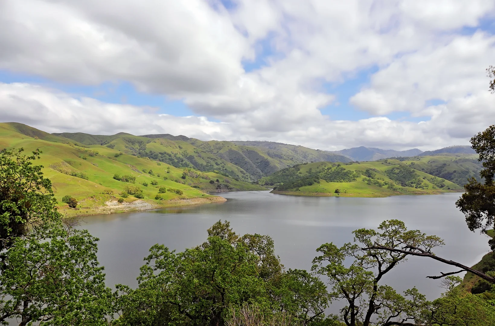 An image depicting the trail Calavera Mountain via Lake Loop Trail and its surrounding area.