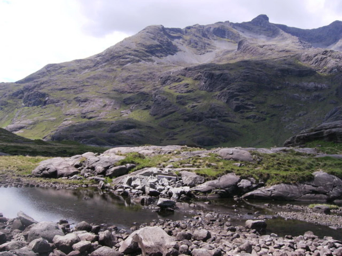 An image depicting the trail Loch Coruisk Walk from Sligachan and its surrounding area.