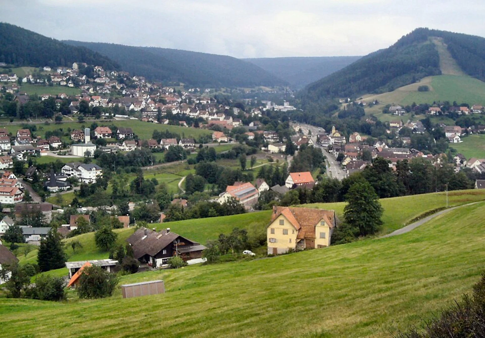 An image depicting the trail Schönmünzach to Baiersbronn Schule Walk via River Murg and its surrounding area.