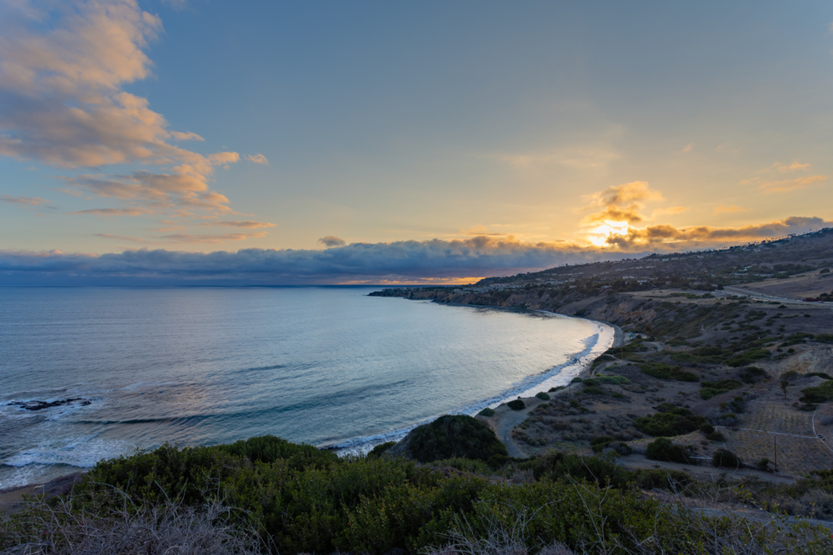 An image depicting the trail Abalone Cove Beach Path and its surrounding area.
