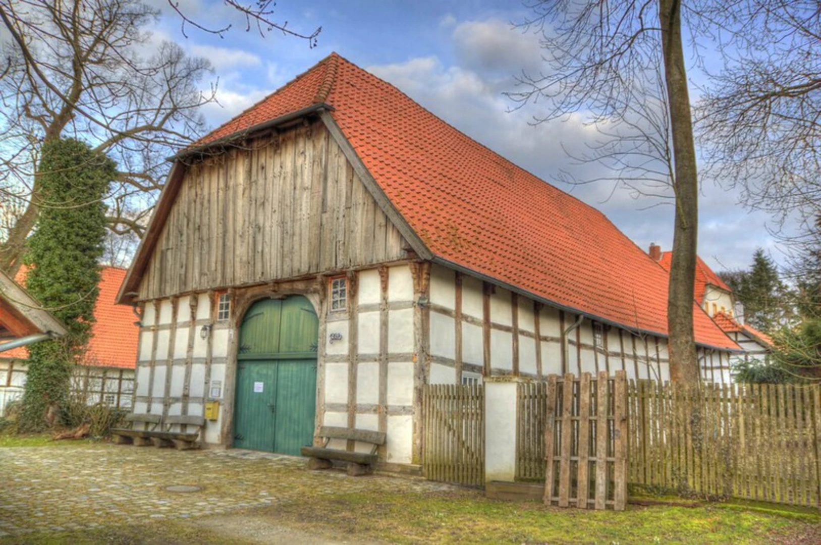 An image depicting the trail Hiddenhausen, Bustedter Wiesen and Oetinghausen Loop and its surrounding area.