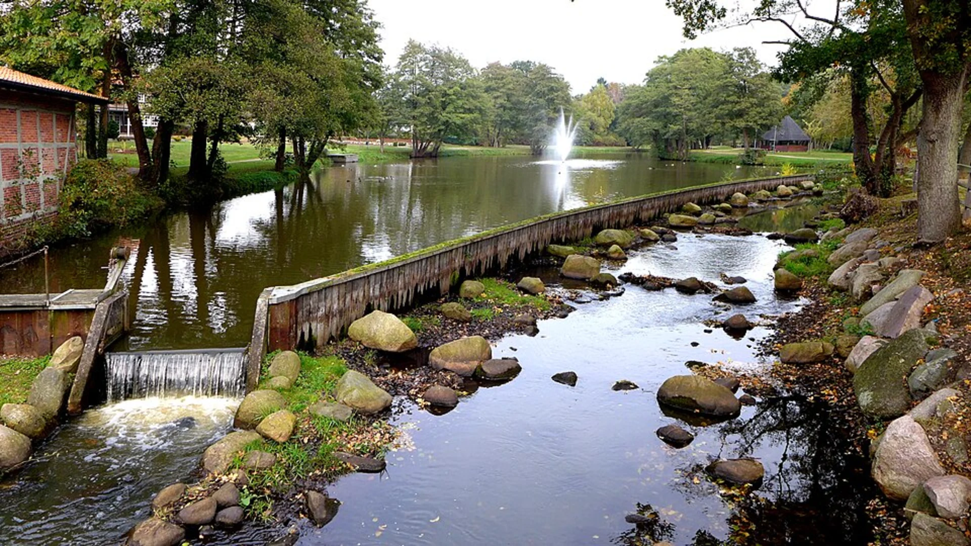 An image depicting the trail Muehlenteich and Wisent via Neandertalweg and Neanderthal Museum Rundweg and its surrounding area.
