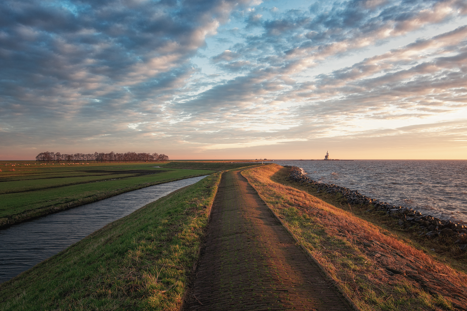 An image depicting the trail Het Paard van Marken and Gemeente Waterland via Watand Weg and Oosterpad and its surrounding area.