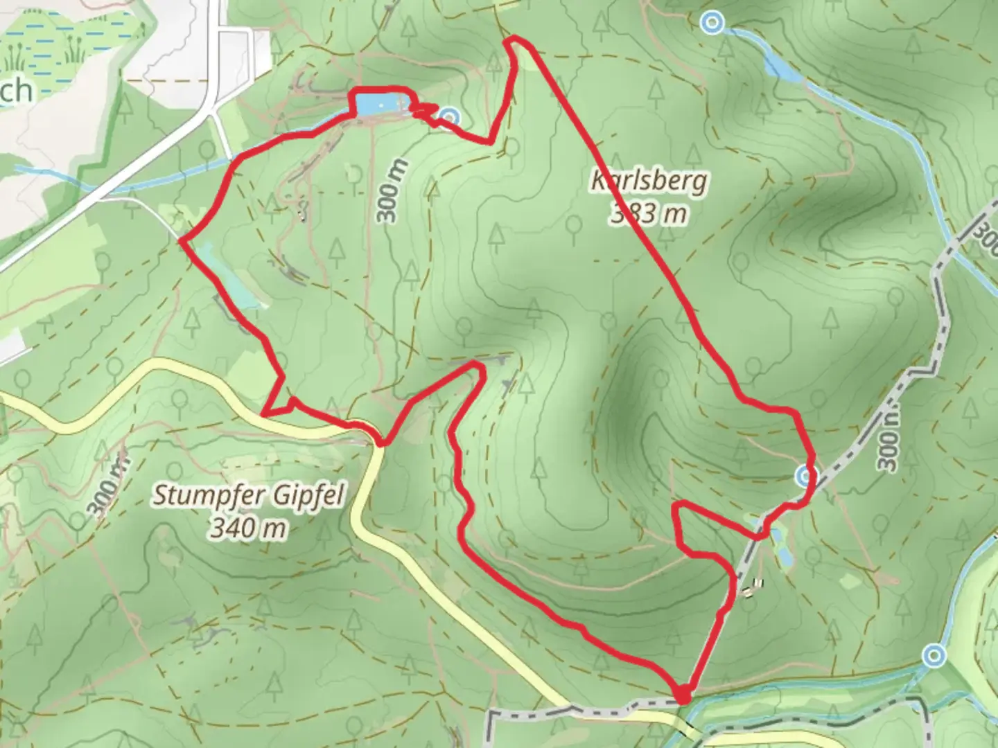 An image depicting the trail Karlsbergweiher via Am Schießhaus and Hocherbergweg and its surrounding area.
