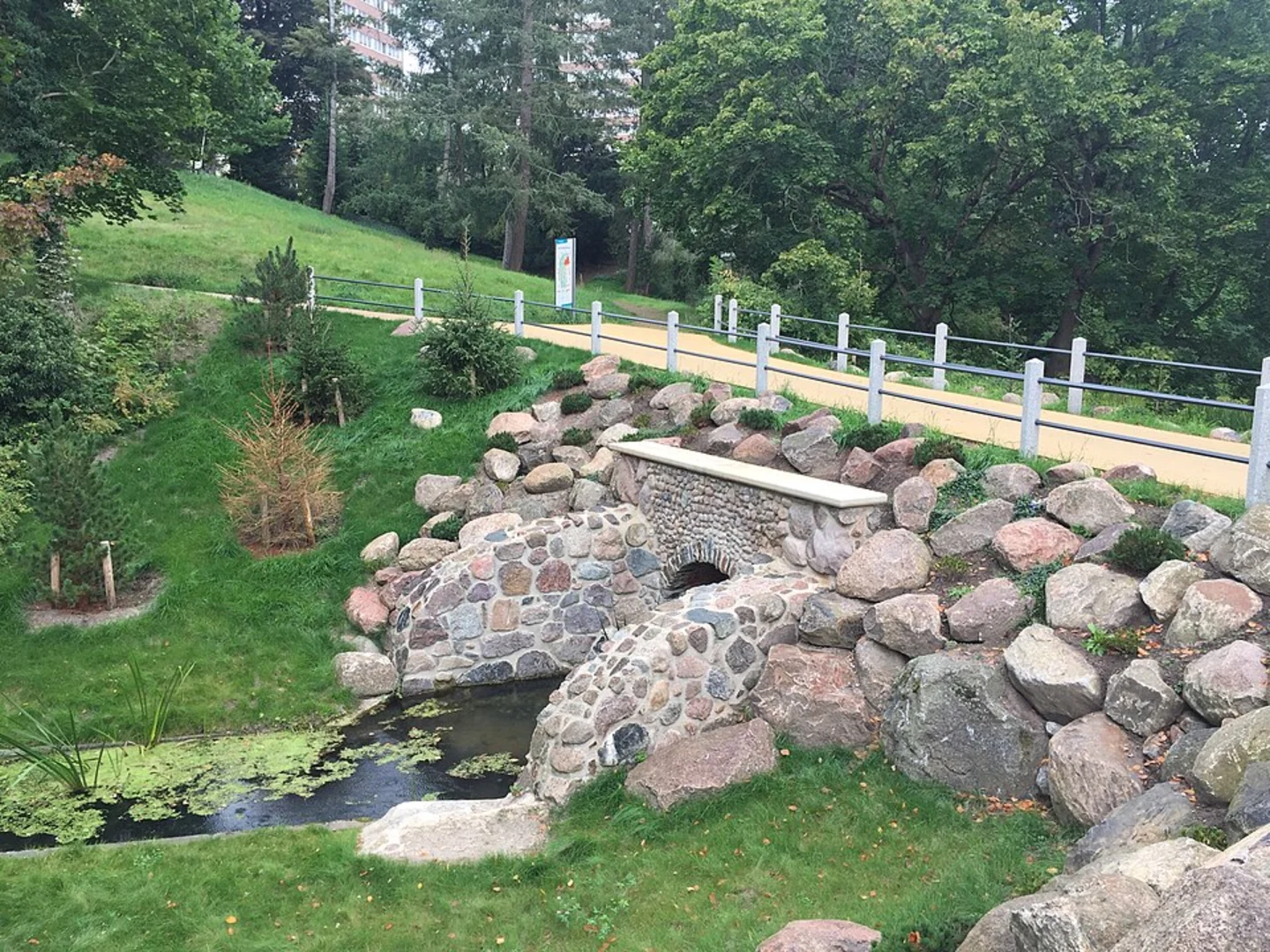 An image depicting the trail Grotte via Steinhauerweg and Grotten-Downhill and its surrounding area.