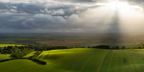 An image depicting the trail Whipsnade and Dunstable Downs Walk - Bedfordshire and its surrounding area.