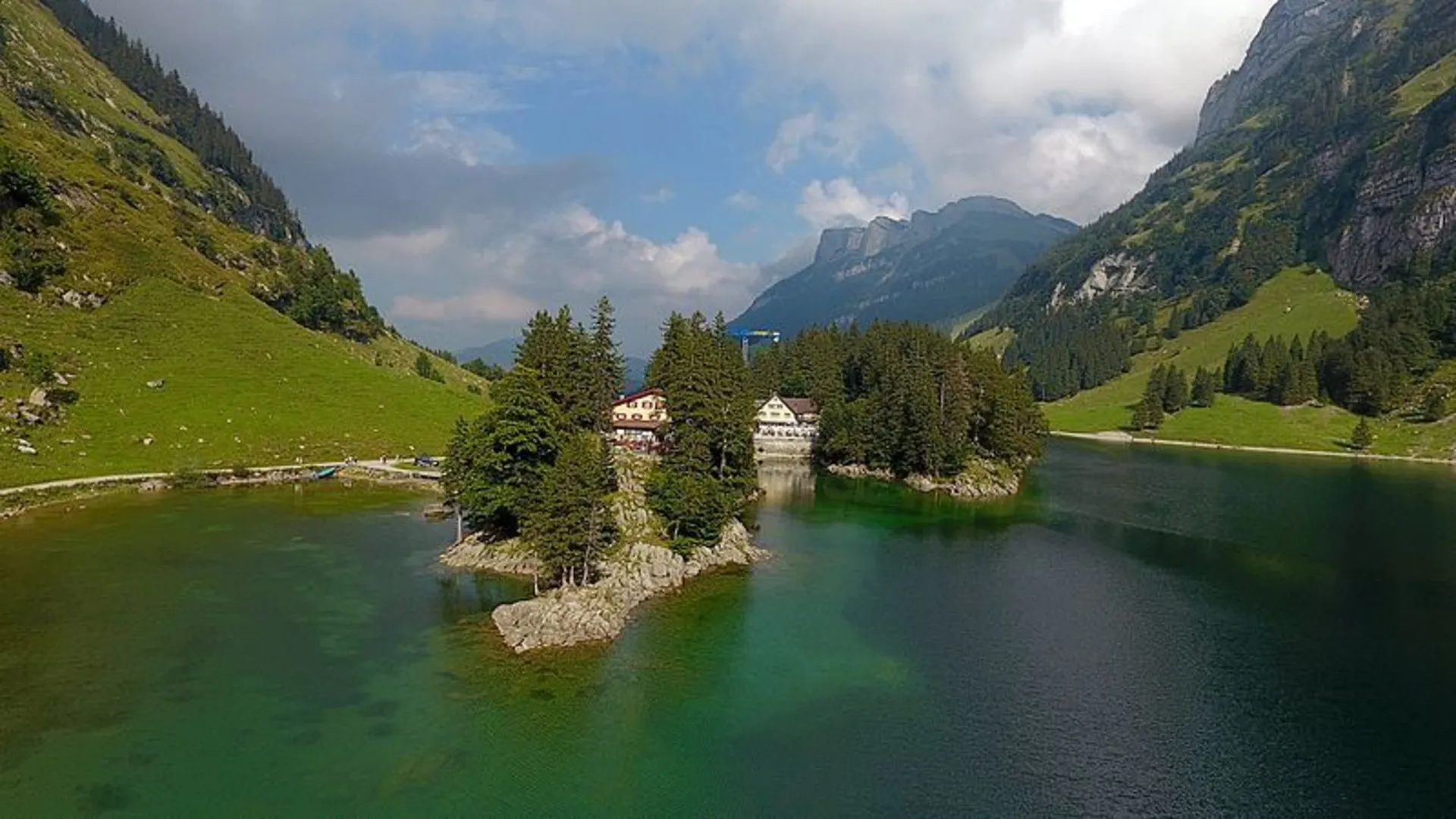 An image depicting the trail Ebenalp to Wasserauen Trail and its surrounding area.