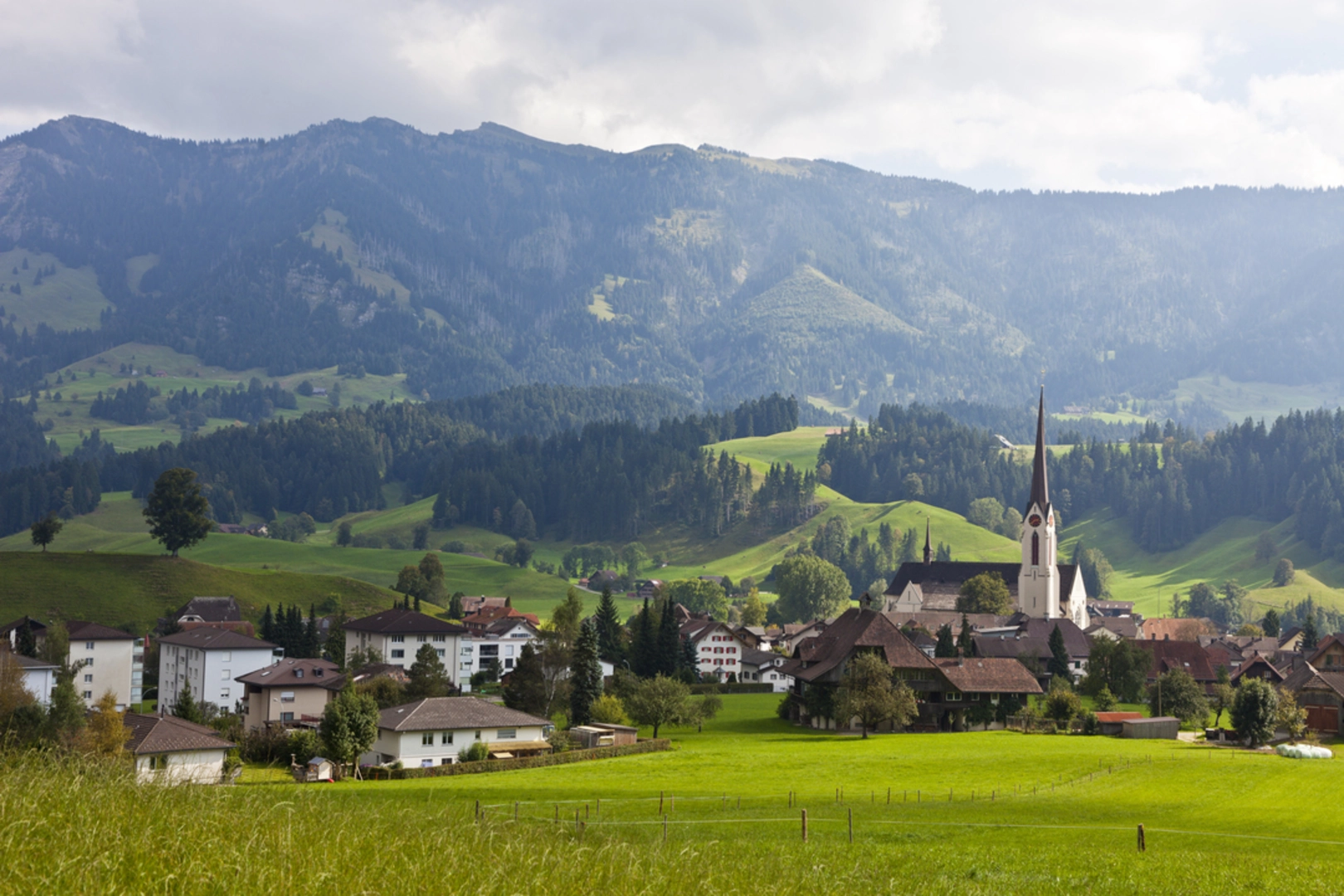 An image depicting the trail Geo-Pfad Escholzmatt and its surrounding area.