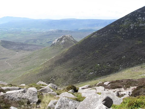 An image depicting the trail Wee Binnian to Slieve Beg Mountain Loop and its surrounding area.