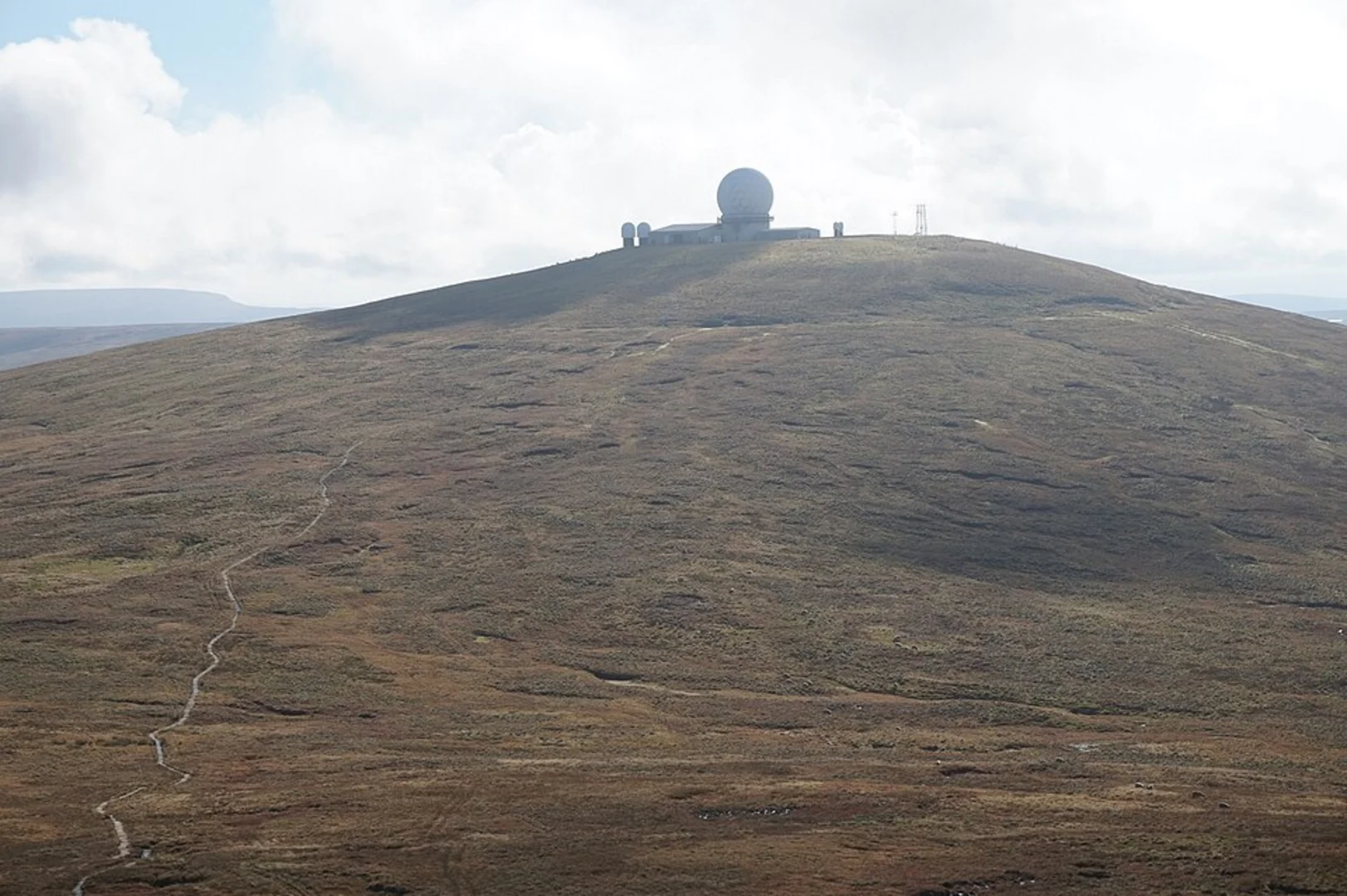 An image depicting the trail Great Dun Fell, Cross Fell and Greg's Hut Bothy Walk and its surrounding area.