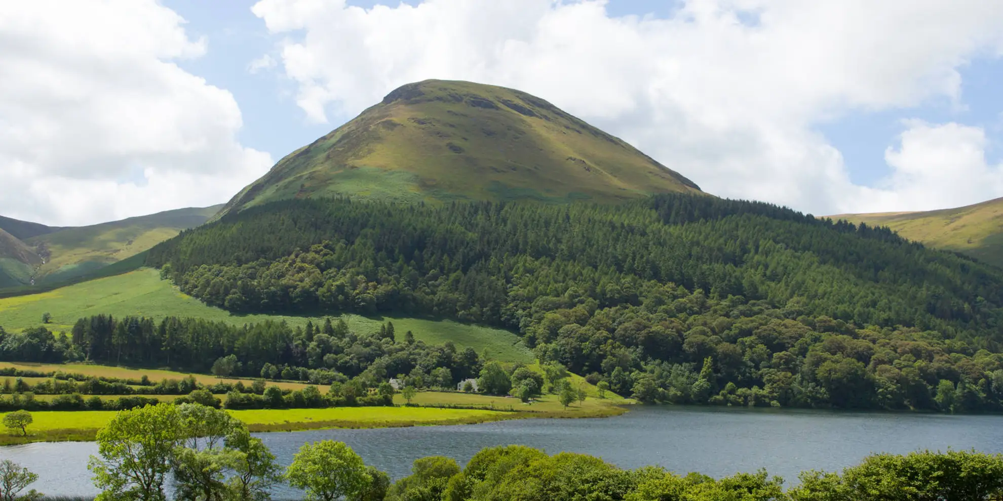 An image depicting the trail Corpse Road and Tumuli Walk and its surrounding area.