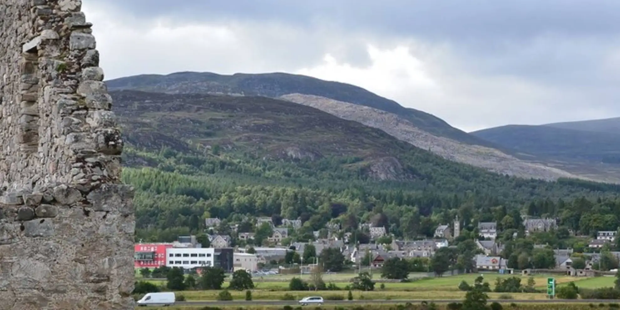 An image depicting the trail Kingussie Path - Tom Baraidh and Raitts and its surrounding area.