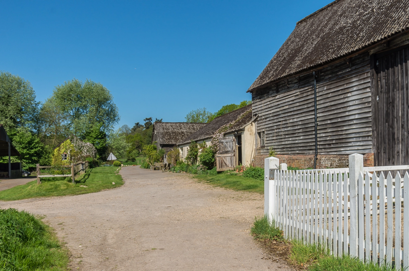 An image depicting the trail Buckland and Park Pit Loop from Walton on the Hill and its surrounding area.