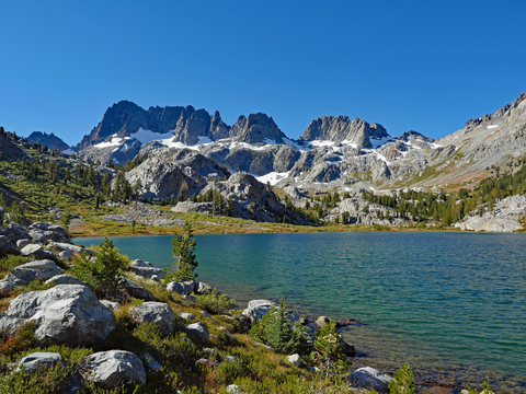 An image depicting the trail Ediza and Shadow Lakes Trail and its surrounding area.