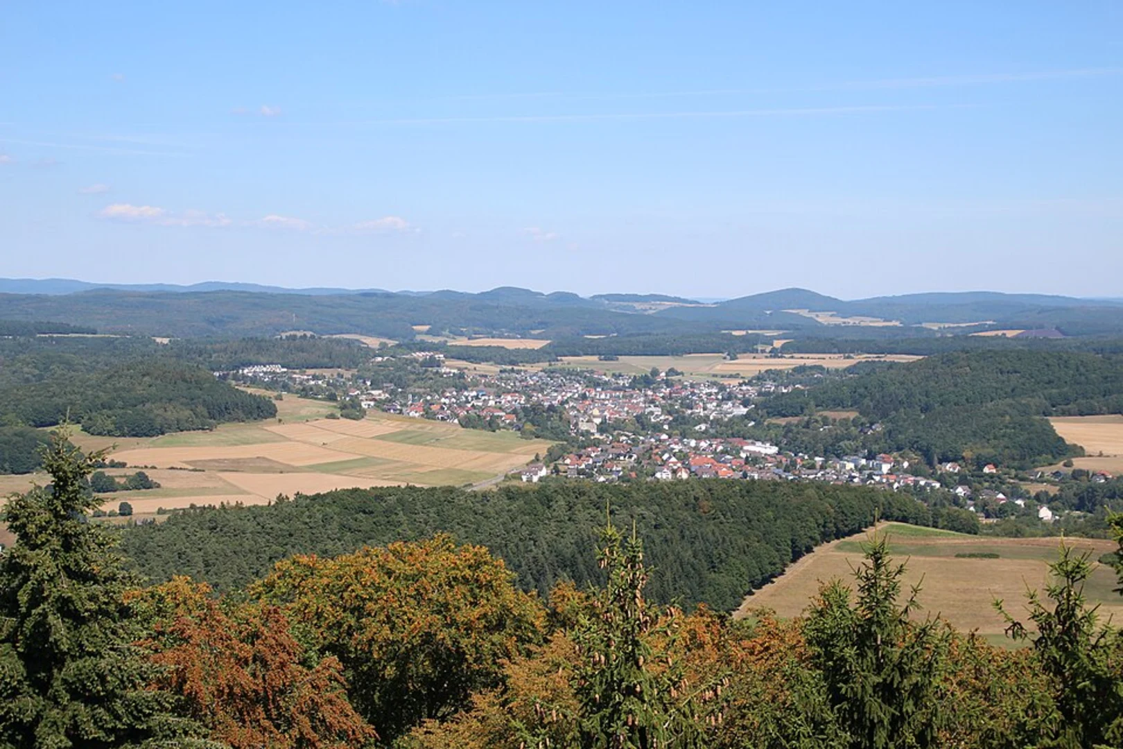 An image depicting the trail Strumpfweg and Rund um Gladenbach and its surrounding area.