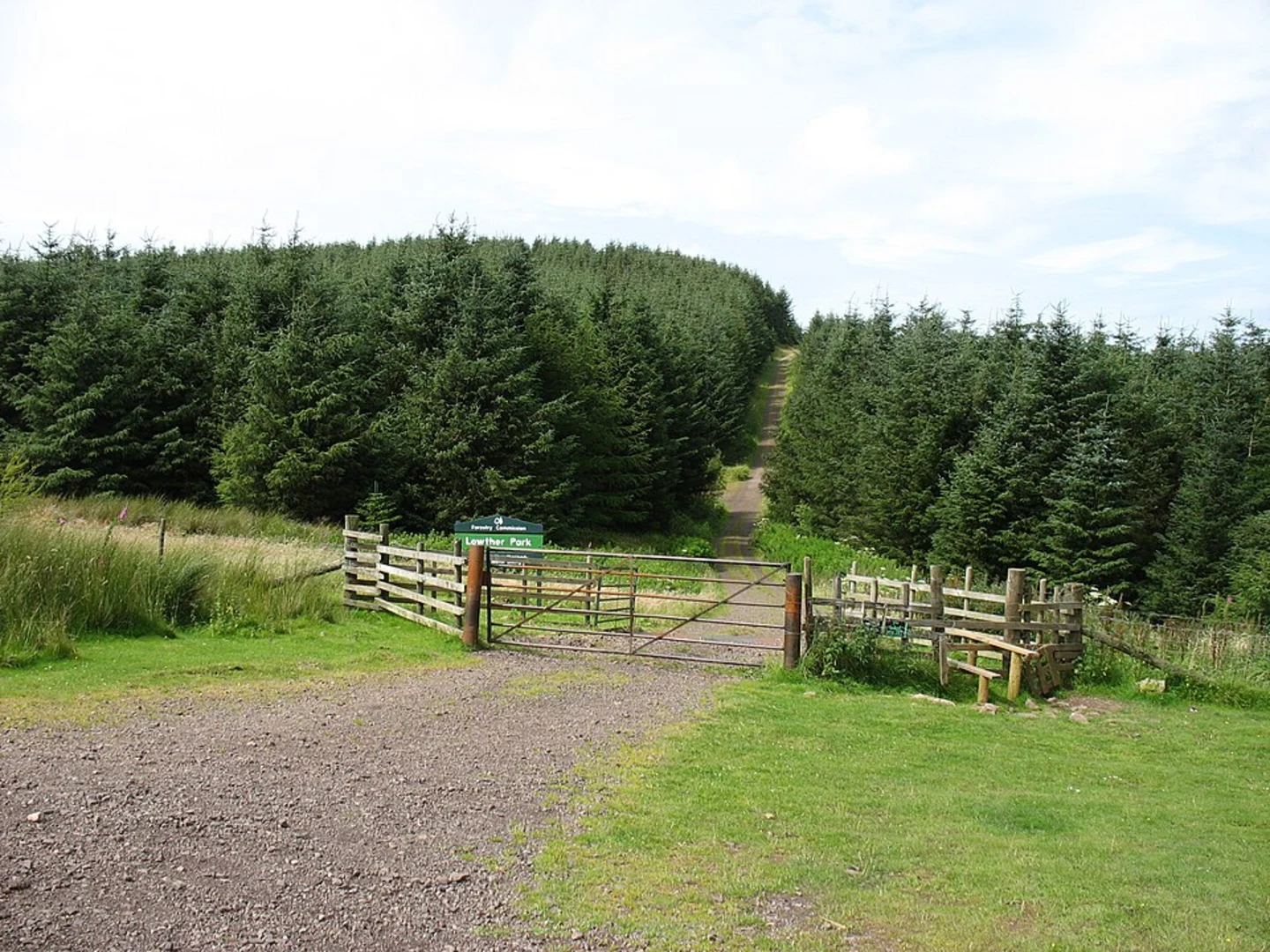 An image depicting the trail Lowther Park and River Lowther Loop and its surrounding area.