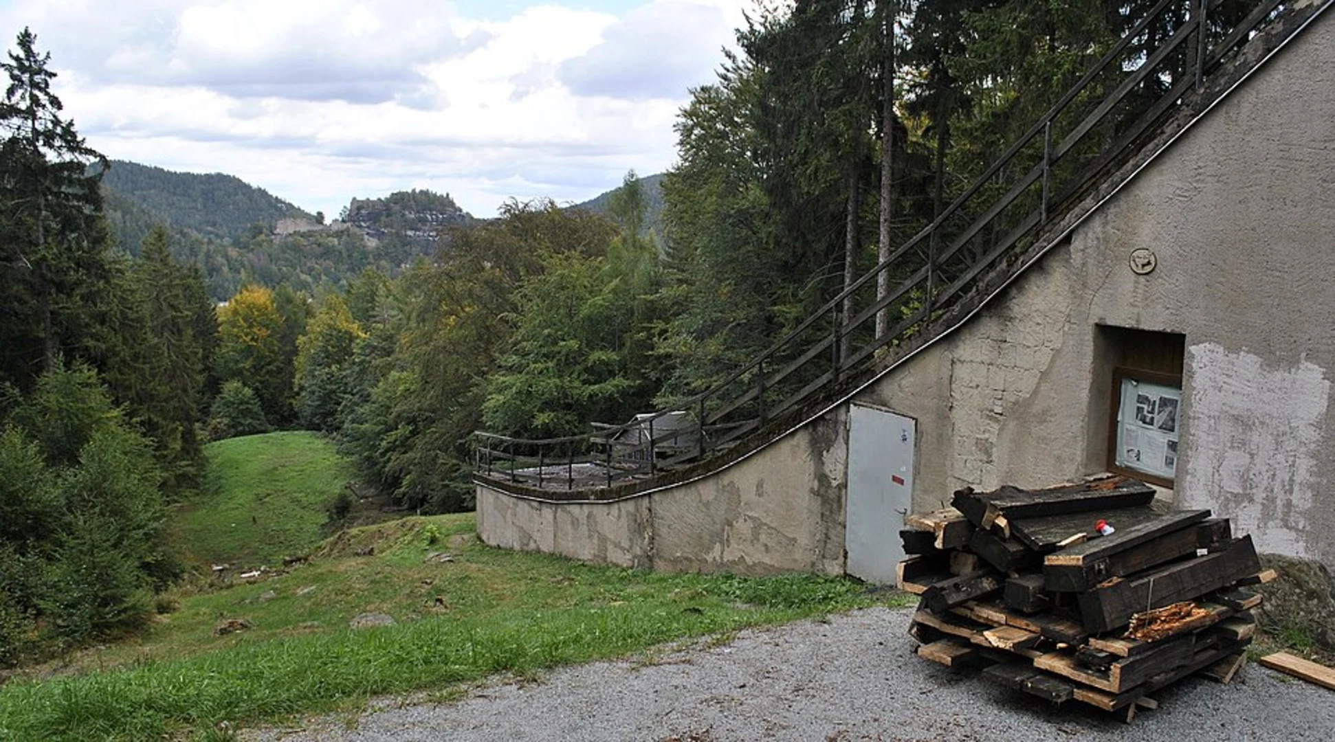 An image depicting the trail Schanze, Wadebergblick Loop via Rundweg Oberhof and its surrounding area.