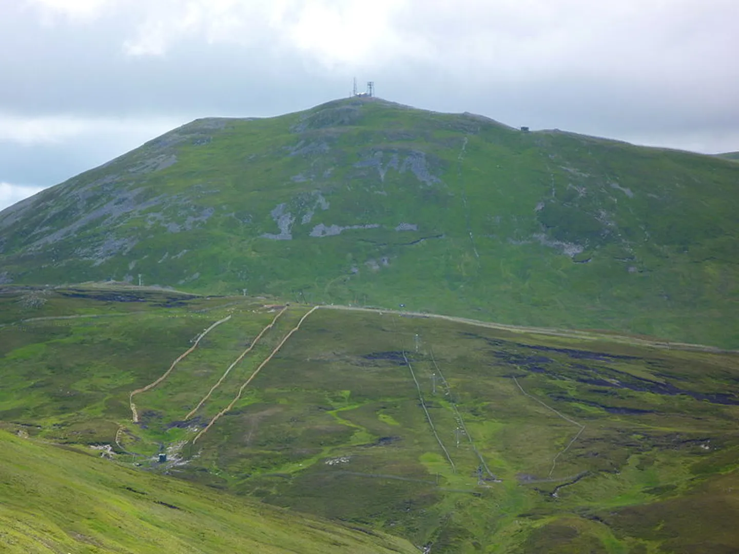 An image depicting the trail Cairn Gorm Summit via Coire Cas Walk and its surrounding area.