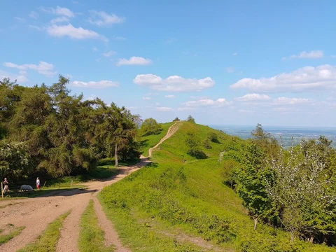 An image depicting the trail Ledbury-Eastnor Castle-Malvern Hills and its surrounding area.